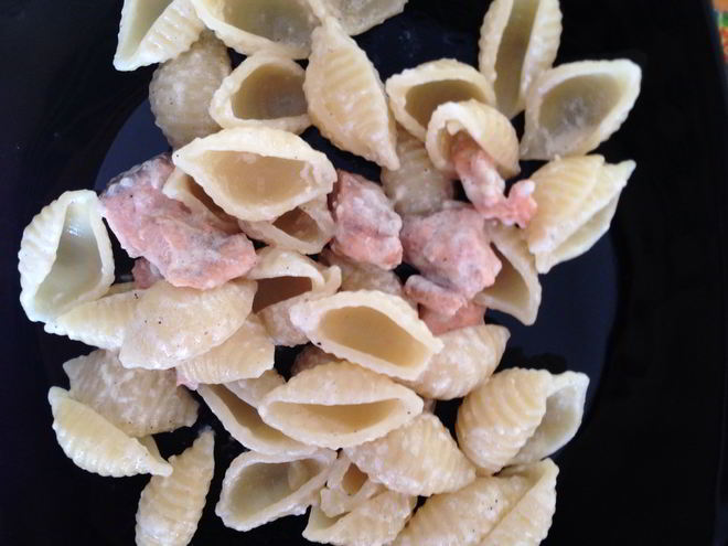 Рецепт пасты конкилье в сливочно-сырном соусе с горбушей