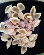 Паста конкилье в сливочно-сырном соусе с горбушей