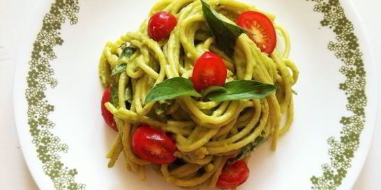 Паста с авокадо и помидорами