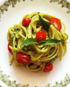 Паста с авокадо и помидорами