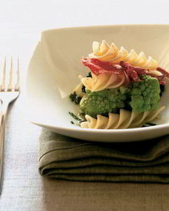 Паста с брокколи и свиным шпиком