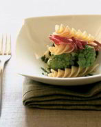 Паста с брокколи и свиным шпиком