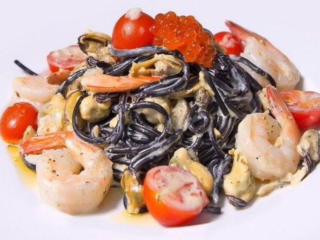 Рецепт пасты с чернилами каракатицы с морепродуктами в сливочном соусе