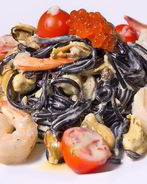 Паста с чернилами каракатицы с морепродуктами в сливочном соусе