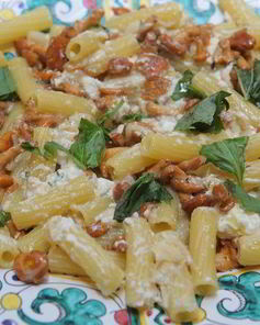 Паста с грибами, рикоттой и базиликом