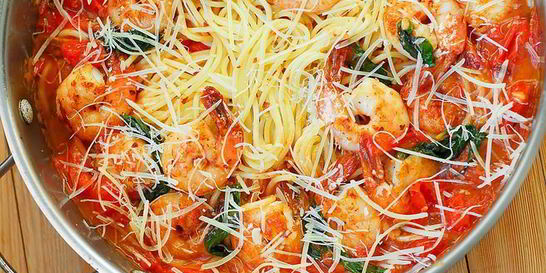 Паста с креветками в томатном соусе