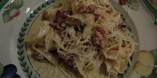 Паста с орехами, беконом и тимьяном