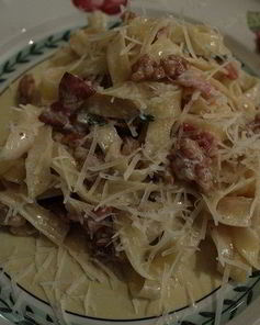 Паста с орехами, беконом и тимьяном