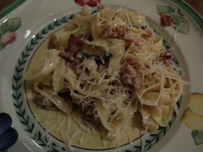 Рецепт паста с орехами, беконом и тимьяном