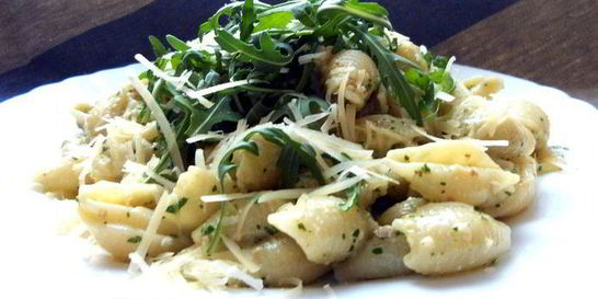 Паста с песто из руколы и грецких орехов