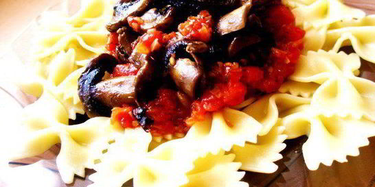 Паста с томатами и шампиньонами
