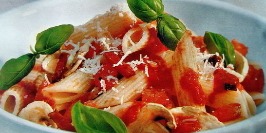 Паста с томатным соусом, оливками и каперсами