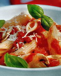 Паста с томатным соусом, оливками и каперсами