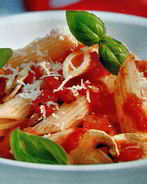 Паста с томатным соусом, оливками и каперсами