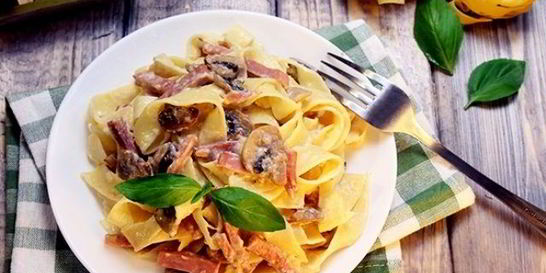 Паста с ветчиной и грибами