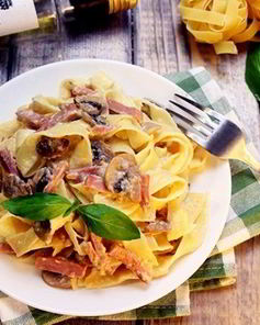 Паста с ветчиной и грибами