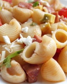 Паста с ветчиной, томатами и авокадо