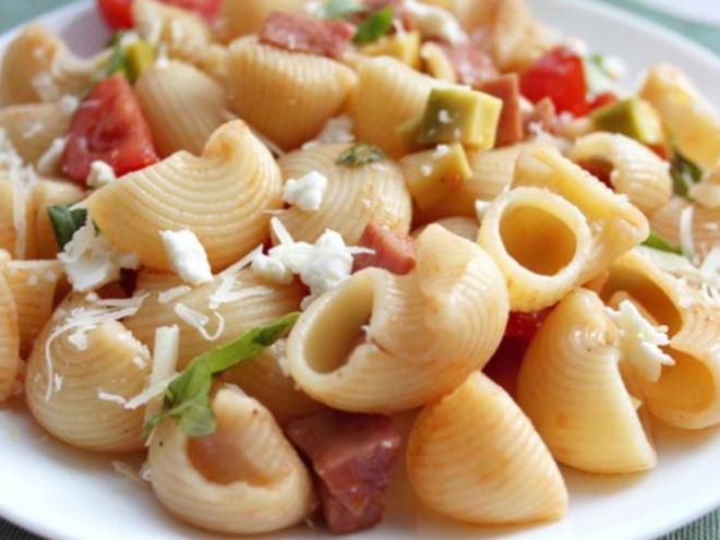 Рецепт пасты с ветчиной, томатами и авокадо