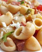 Паста с ветчиной, томатами и авокадо