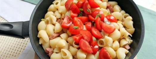 паста с ветчиной, томатами и авокадо. Шаг 6