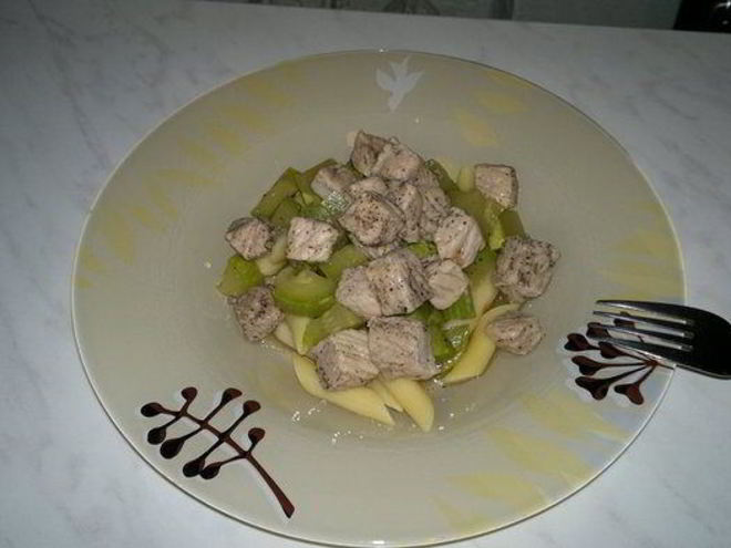 Рецепт пасты со свининой и кабачком в травах