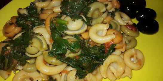 Паста триколор со шпинатом и томатным соусом