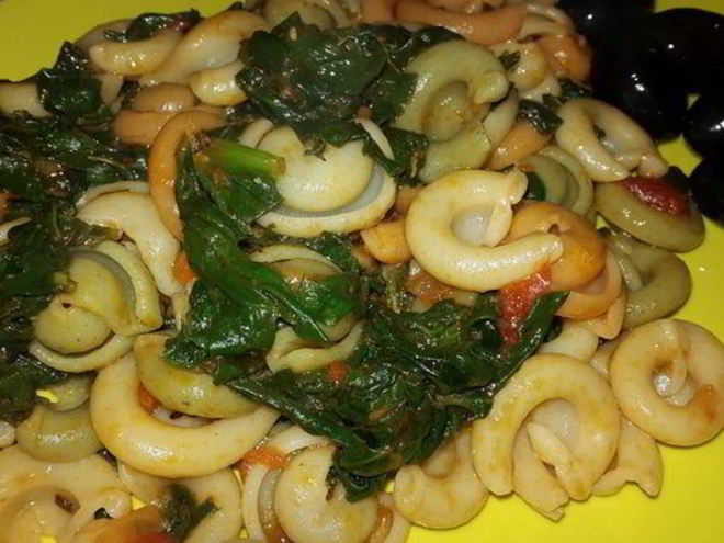 Рецепт пасты триколор со шпинатом и томатным соусом