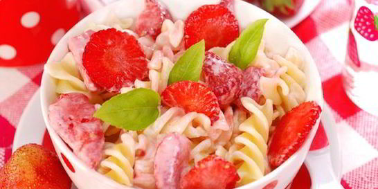 Сладкие макароны с клубникой