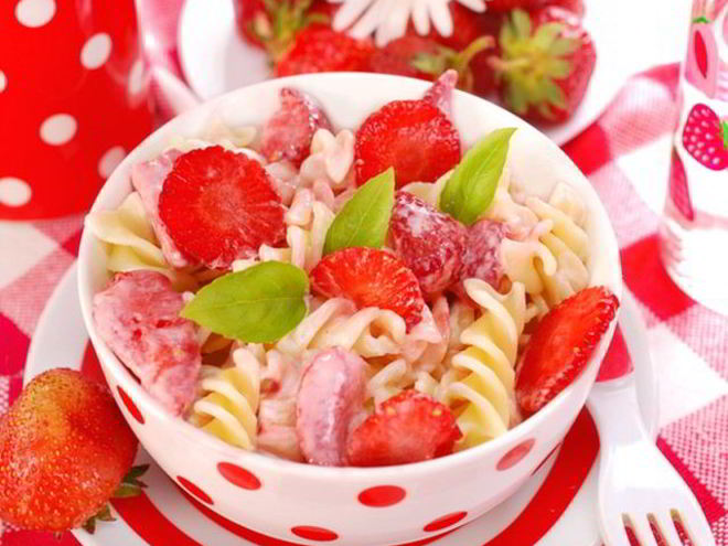 Рецепт сладких макарон с клубникой