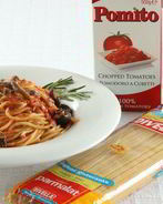 Спагетти с анчоусами, маслинами и томатным соусом