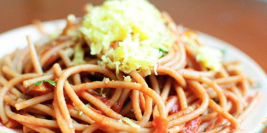 Спагетти с базиликом и помидорами