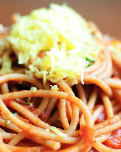 Спагетти с базиликом и помидорами