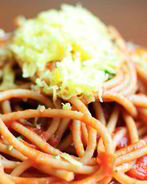 Спагетти с базиликом и помидорами