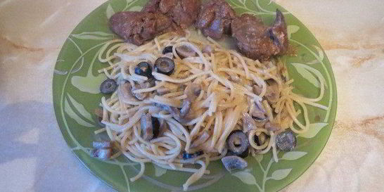 Спагетти с грибами и маслинами