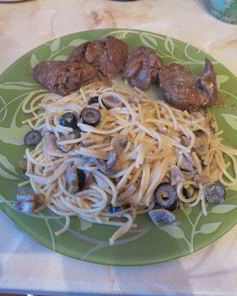 Спагетти с грибами и маслинами