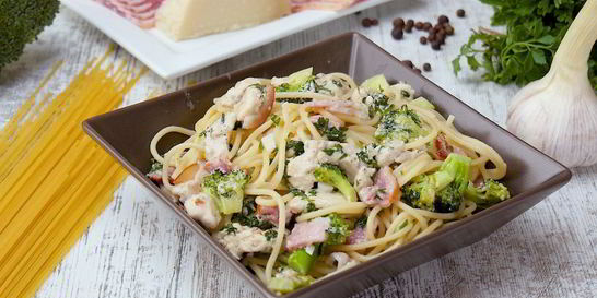 Спагетти с курицей и брокколи