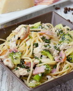 Спагетти с курицей и брокколи