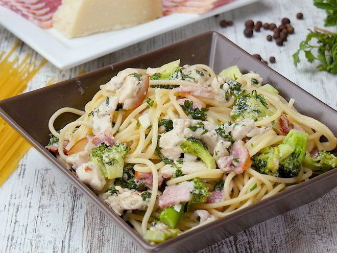 Рецепт спагетти с курицей и брокколи