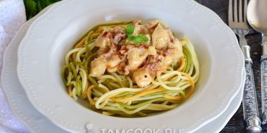 Спагетти с курицей в сливочном соусе