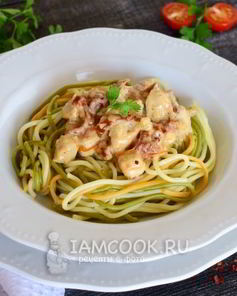 Спагетти с курицей в сливочном соусе