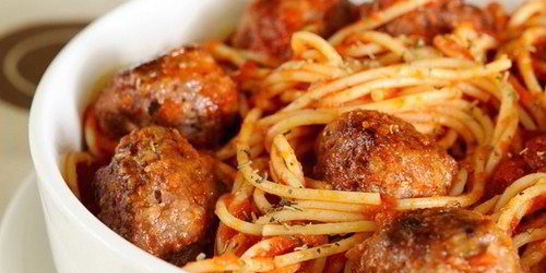 Спагетти с мясными шариками в томатном соусе