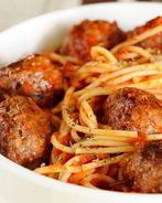 Спагетти с мясными шариками в томатном соусе
