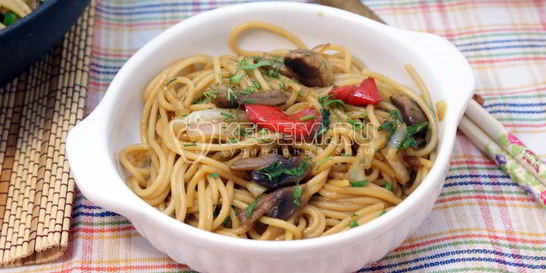 Спагетти с овощами и соевым соусом