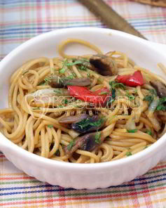 Спагетти с овощами и соевым соусом