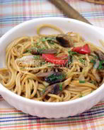 Спагетти с овощами и соевым соусом