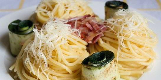 Спагетти с цукини и беконом