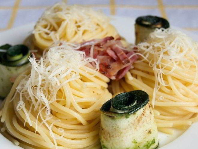 Рецепт спагетти с цукини и беконом