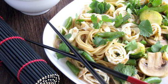 Японская лапша с овощами и омлетом