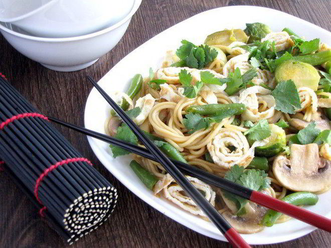 Рецепт японской лапши с овощами и омлетом