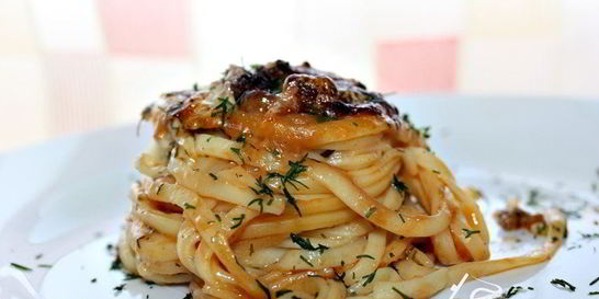 Запеченные под сыром гнезда-спагетти с фаршем и грибами